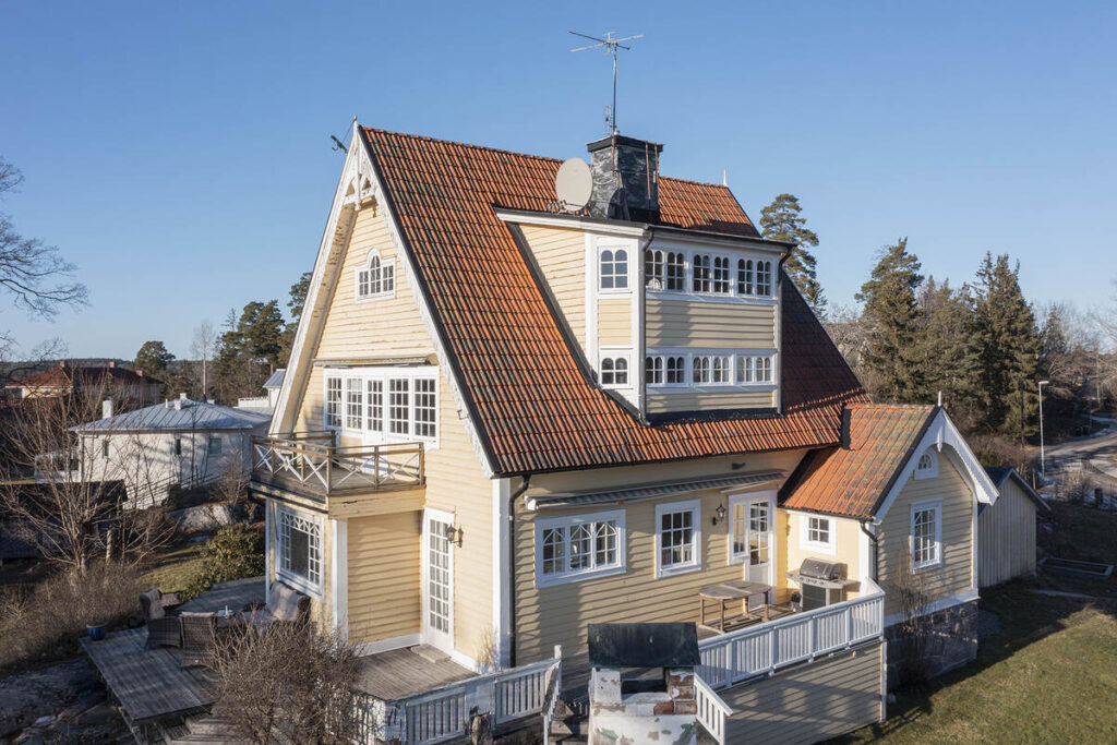 Ommålning av träfasad, Bjärred Alfredshall, Hantverkarevägen