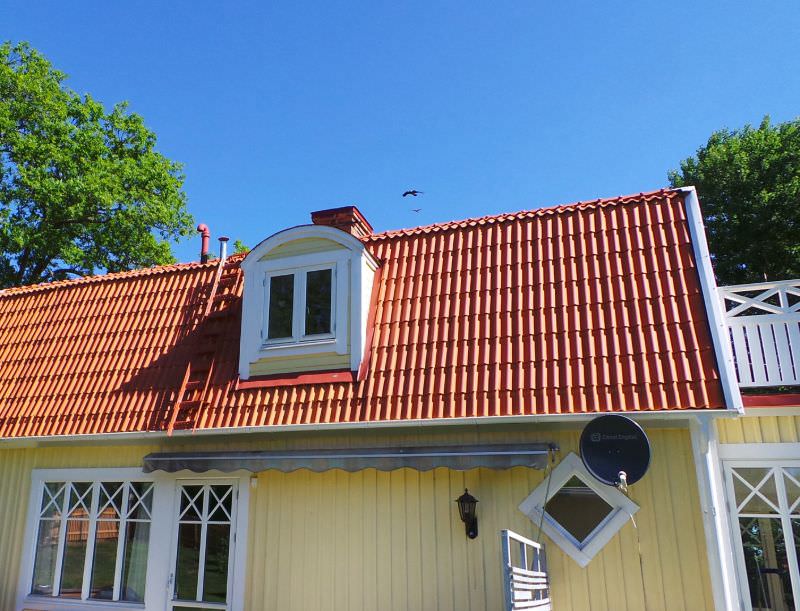 Nymålad träfasad av fritidshus, Löddeköpinge Lyckehusen